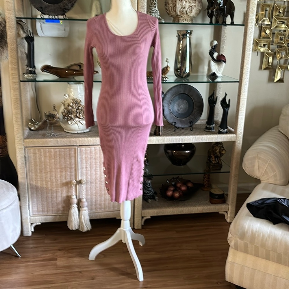 It has bottoms down each sides of the dress at the bottom fits to the body ,